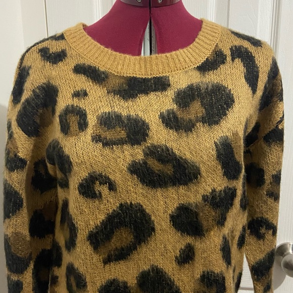 Love By Design women brown animal print fuzzy long sleeves sweater. Size M. NWOT - Picture 2 of 6